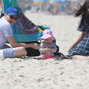 Melinda se divertiu com a areia da praia ao lado dos pais, Michel Teló e Thais Fersoza