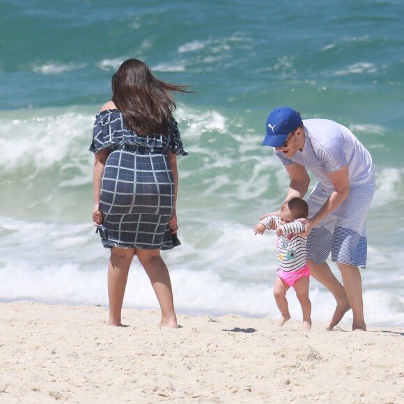 Melinda deixa o mar ao lado do pai, Michel Teló