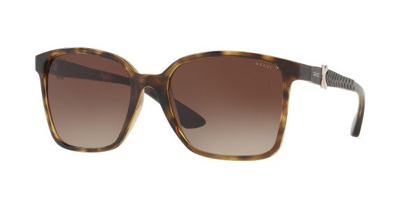 O modelo de óculos solar, no valor de R$ 300, traz formato inspirado pelos anos 70, bastante clássico e feminino. Na lateral, o trançado lembra as bolsas Paribá. Entre as cores, o marinho e o vinho ganham destaque