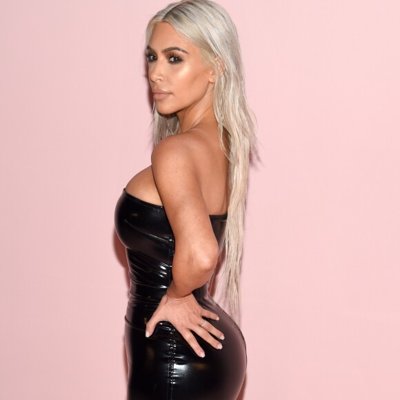 'Ela fica 'Nós estamos fazendo uma festa do chá. Nenhum garoto é permitido. O papai também não pode entrar.' E então ela bate a porta no rosto do seu irmão e ele começa a chorar', disse Kim Kardashian