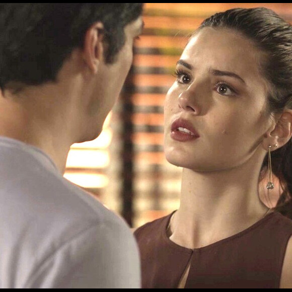 Luiza (Camila Queiroz) se choca com revelação de Eric (Mateus Solano), em 22 de setembro de 2017, na novela 'Pega Pega'