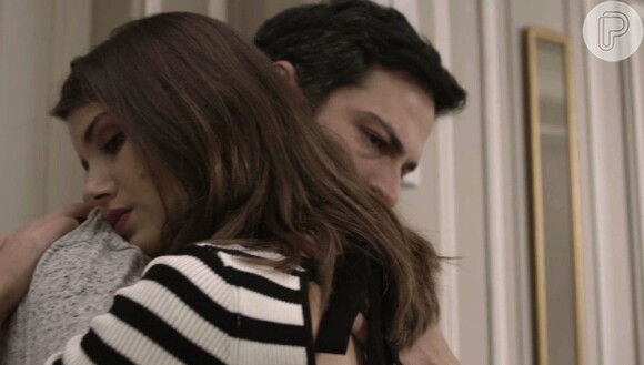 Luiza (Camila Queiroz) desiste de vasculhar o passado de Eric (Mateus Solano) na novela 'Pega Pega'