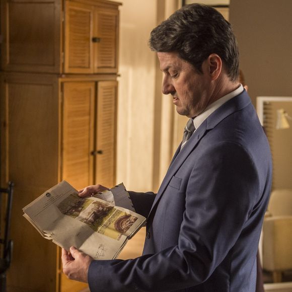 Malagueta (Marcelo Serrado) acha provas de que Mirella (Marina Rigueira) foi assassinada, na novela 'Pega Pega'