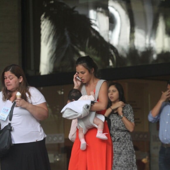 Yanna Lavigne segura Madalena, no canguru, durante passeio no Rio de Janeiro