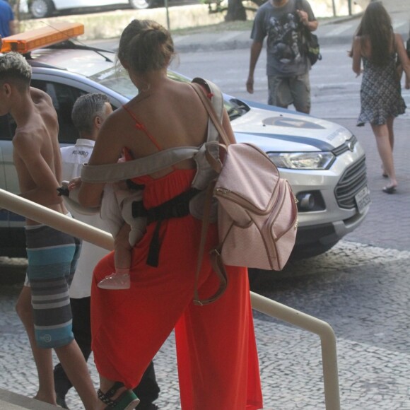 Além do canguru, Yanna usou também uma mochila ao sair com a bebê