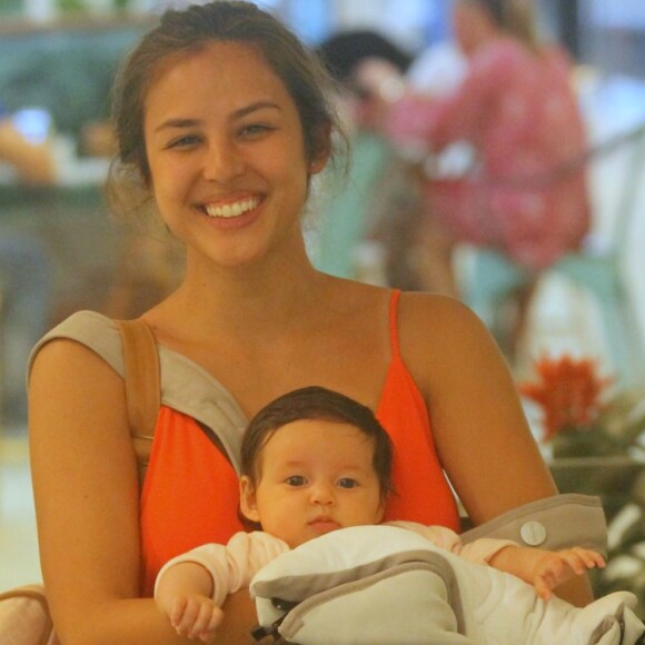 Yanna Lavigne passeia com a filha, Madalena, de 3 meses, usando canguru. Fotos!