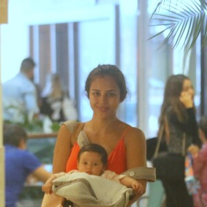 Yanna Lavigne sorri ao passear com a filha, Madalena, de 3 meses