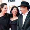 Angelina Jolie posa ao lado da ativista Loung Ung e do diretor de cinema Rithy Panh no Festival de Cinema de Toronto, nesta segunda-feira, 11 de setembro de 2017