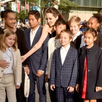 Angelina Jolie explica como prepara mala para seis filhos: 'Mais velhos ajudam'