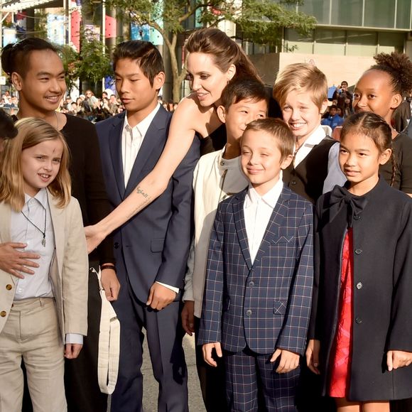 Angelina Jolie levou os seis filhos para a première do filme 'First They Killed My Father' no Festival de Cinema de Toronto, nesta segunda-feira, 11 de setembro de 2017