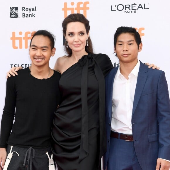 Maddox e Pax, filhos mais velhos de Angelina Jolie, trabalharam no longa 'First They Killed My Father', escrito e roteirizado pela atriz