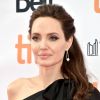 Angelina Jolie exibiu brincos Samer Halimeh New York no Festival de Cinema de Toronto, nesta segunda-feira, 11 de setembro de 2017