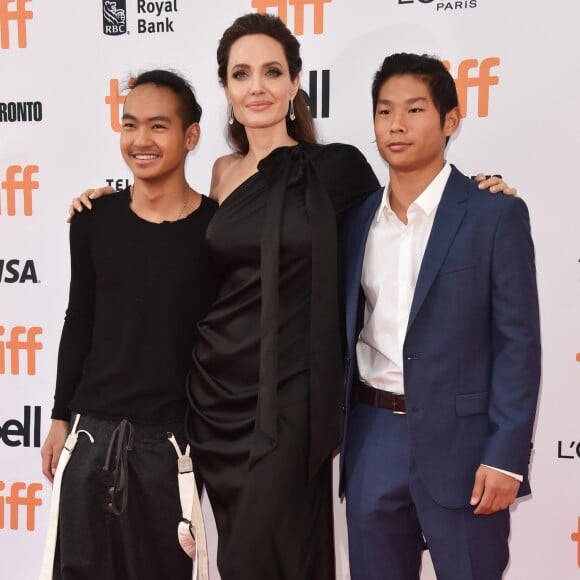 Maddox, de 16 anos, é produtor executivo do filme e Pax, de 13 anos, participou do longa como fotógrafo de bastidores