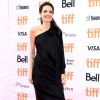 Angelina Jolie vestiu Ralph & Russo para prestigiar a exibição de seu filme, 'First They Killed My Father', no Festival de Cinema de Toronto, nesta segunda-feira, 11 de setembro de 2017