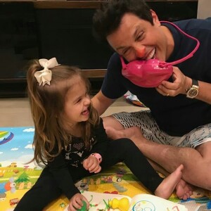 Ceará fez cosquinhas na filha ao ver a imitação: 'Você é muito sapeca! Tem que respeitar o seu pai'