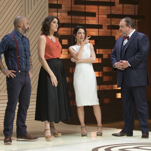 Paola Carosella não perdeu o bom humor e riu do tombo no 'MasterChef'