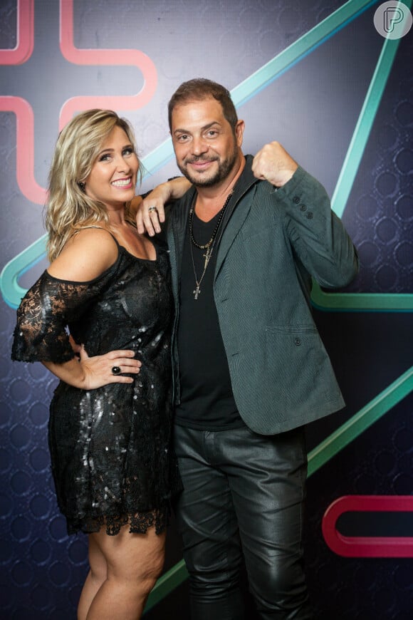 Conrado e a mulher, Andrea Sorvetão, disputaram o 'Power Couple 1', em 2016. O cantor criticou Simony por ser votado por ela e foi alvo de críticas de Gretchen