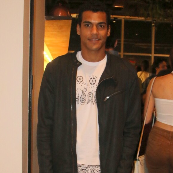 'O engraçado e irônico é que, às vezes, o preconceito é oposto, não vem de fora, mas de dentro da própria pessoa, da pessoa ao lado', declara Marcello Melo Jr. sobre preconceito racial