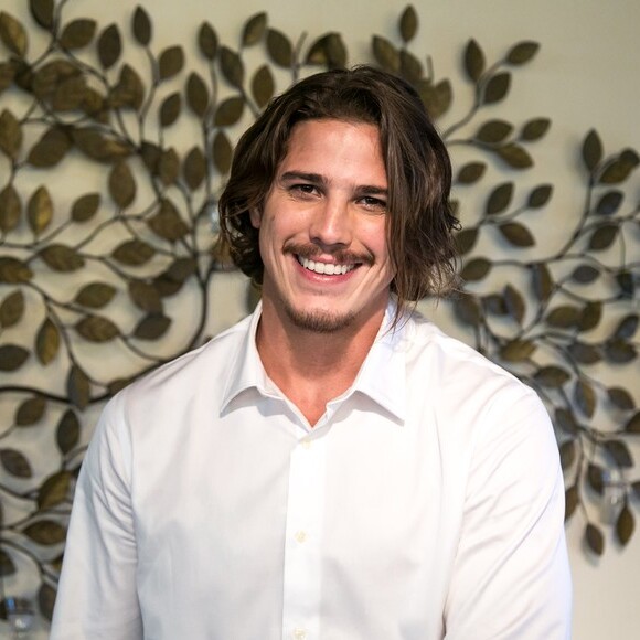 Rômulo Neto entra na novela 'Pega Pega' como Lourenço, ex-namorado de Luiza (Camila Queiroz)