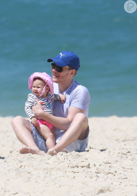 Michel Teló foi fotografado na praia com a filha, Melinda, de 1 ano