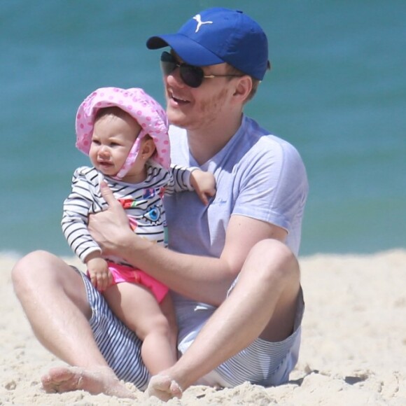 Michel Teló foi fotografado na praia com a filha, Melinda, de 1 ano