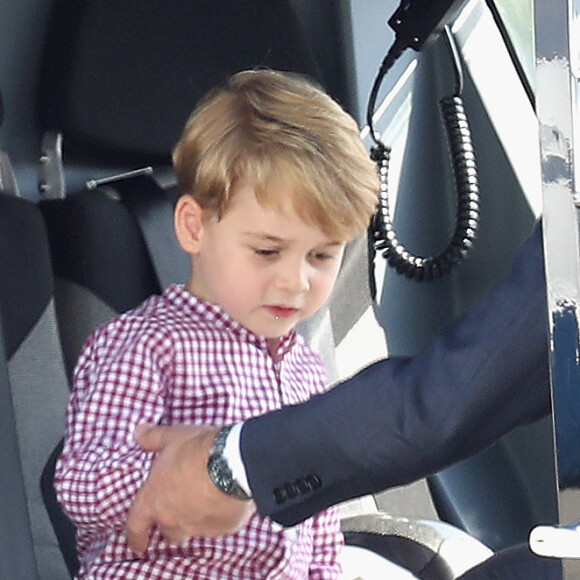 Confrontada pelos funcionários, a mulher acabou fugindo. Entretanto, a polícia a reconheceu e ela foi interrogada em uma delegacia