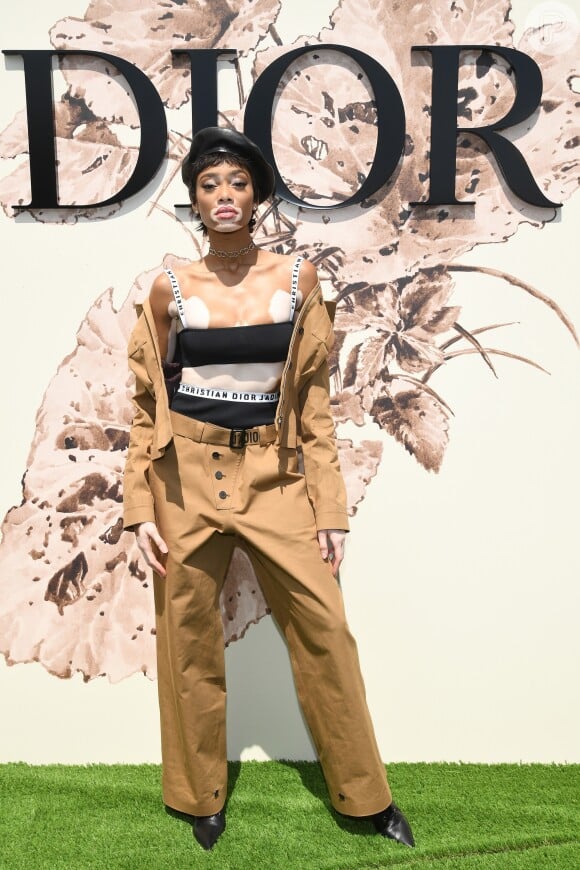 A modelo canadense Winnie Harlow usou o top Dior em uma produção cheia de atitude e com influência militar na semana de moda de Paris