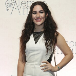 'Estou acabando a escola, graças a Deus. Eu queria fazer faculdade de artes cênicas, mas não vai dar para fazer direto porque estou na novela', diz Lívian Aragão sobre se dividir entre os estudos e as gravações de 'Tempo de Amar'