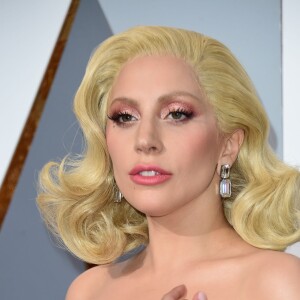 Lady Gaga tem fibromialgia. Síndrome pode desenvolver dor de cabeça com frequência, falta de sono e problemas de memória