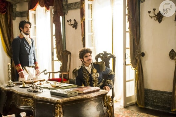 Pedro (Caio Castro) e Chalaça (Rômulo Estrela) estranham a 'viúva' que chega para uma audiência com o príncipe, na novela 'Novo Mundo'