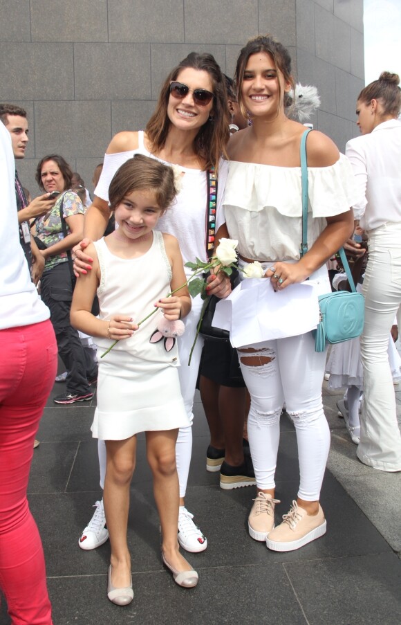 Flávia Alessandra e a filha mais velha, Giulia, desenharam uma joaninha no ombro