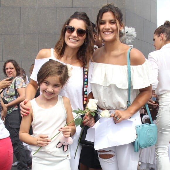 Flávia Alessandra e a filha mais velha, Giulia, desenharam uma joaninha no ombro