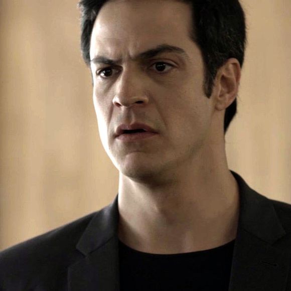 Eric (Mateus Solano) recebe uma visita de Isabel (Regina Gutman) na empresa, exigindo mais dinheiro para calar o que sabe, na novela 'Pega Pega'