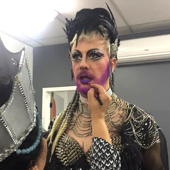 Guilherme  se vestiu de drag para interpretar uma das cenas do personagem Douglas, da novela 'Pega Pega'