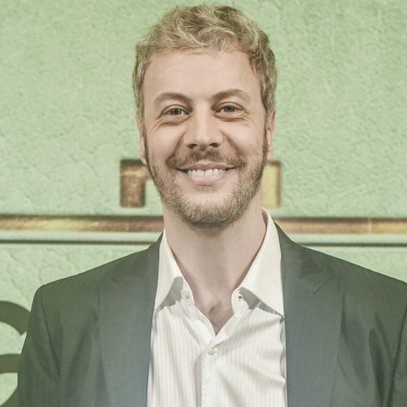 Guilherme Weber interpreta Douglas, um gerente de hotel que também comanda uma boate gay em Copacabana, na novela 'Pega Pega'