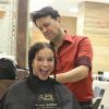 Kiria Malheiros, da supersérie 'Os Dias Eram Assim', teve o cabelo cortado pelo hairstylist Amauri Guedes
