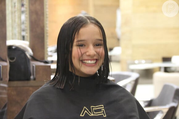Kiria Malheiros, aos 13 anos, exibe resultado do novo cabelo. Parte dos fios foram doados para fundação voltada para mulheres com câncer de mama