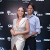 Juliana Silveira posou ao lado do marido, o empresário João Vergara, com um vestido decotado e assimétrico na festa da revista 'Cosmopolitan', no Rio de Janeiro, em 14 de setembro de 2017
