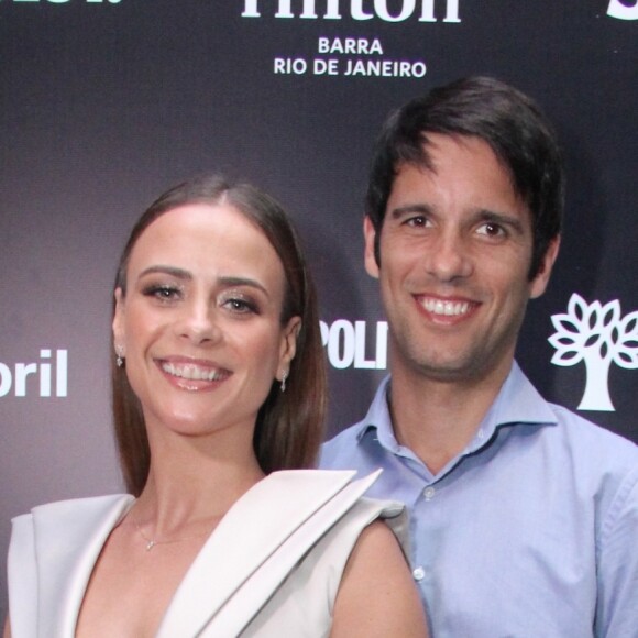 Juliana Silveira posou ao lado do marido, o empresário João Vergara, com um vestido decotado e assimétrico na festa da revista 'Cosmopolitan', no Rio de Janeiro, em 14 de setembro de 2017