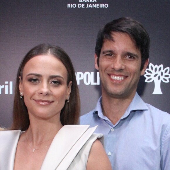 Juliana Silveira acrescentou ao Purepeople: 'Nem sabia se ia entrar neste vestido, até porque o corpo já não é mais o mesmo. Tive filho (Bento, de 7 anos), dei uma encorpada'