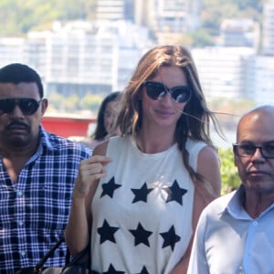 Gisele Bündchen escolheu um look prático para desembarcar no Rio de Janeiro