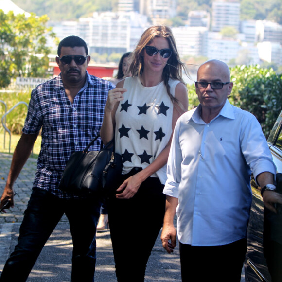 Gisele Bündchen escolheu um look prático para desembarcar no Rio de Janeiro