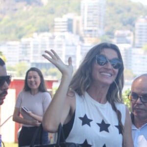 Gisele Bündchen acena para fotógrafo ao desembarcar no Rio de Janeiro