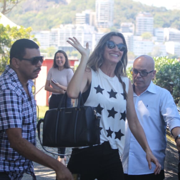 Gisele Bündchen acena para fotógrafo ao desembarcar no Rio de Janeiro