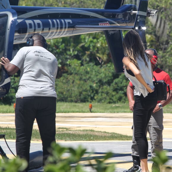 Gisele Bündchen desembarca de helicóptero no Rio de Janeiro