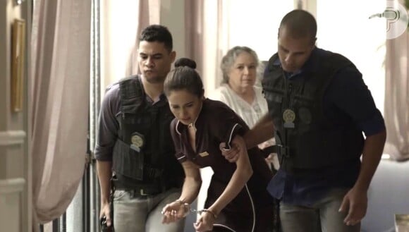 Sandra Helena (Nanda Costa) cai em armadilha de Eric (Mateus Solano) e recebe voz de prisão ao ser flagrada com os dólares, na novela 'Pega Pega', em 2 de outubro de 2017