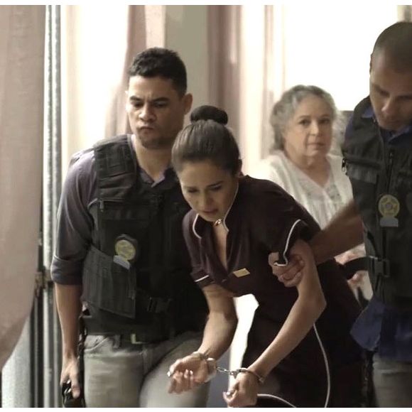 Sandra Helena (Nanda Costa) cai em armadilha de Eric (Mateus Solano) e recebe voz de prisão ao ser flagrada com os dólares, na novela 'Pega Pega', em 2 de outubro de 2017