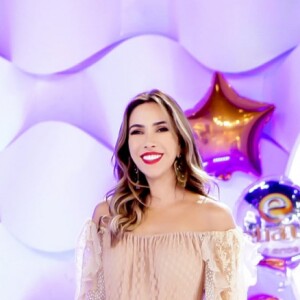 Grávida de cinco meses, Patricia Abravanel exibe barriga em treino de luta