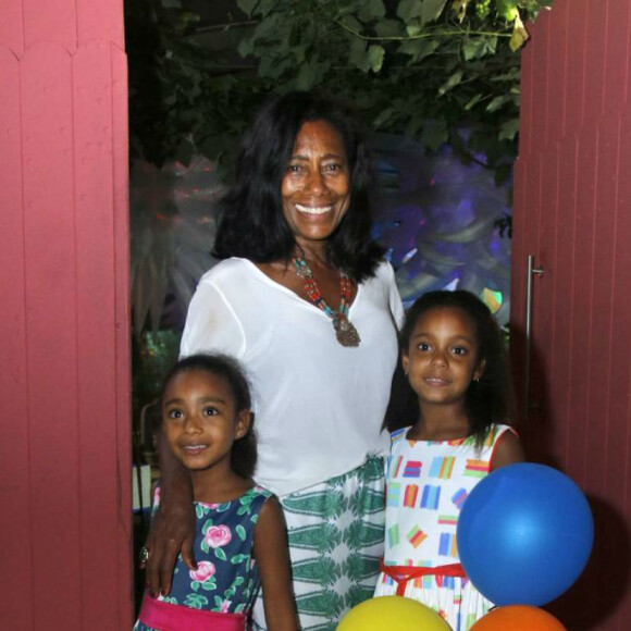 Gloria Maria explica porque levou as filhas, Laura e Maria, ao festival de música: 'Eu quis trazer porque eu fiz o primeiro Rock in Rio, o segundo, o terceiro. Eu que cobri. Eu que fiz as transmissões ao vivo para a Globo'
