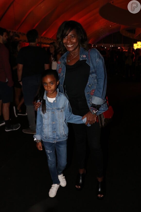 Gloria Maria e a filha caçula, Laura, foram com looks jeans no festival de música